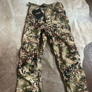 Men's SITKA Dew point pant. Subout pine optifade. Size Large. New with tags